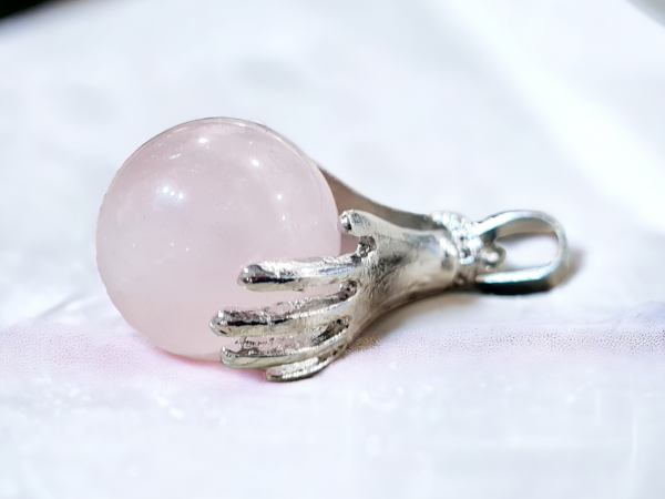 pendentif quartz rose main